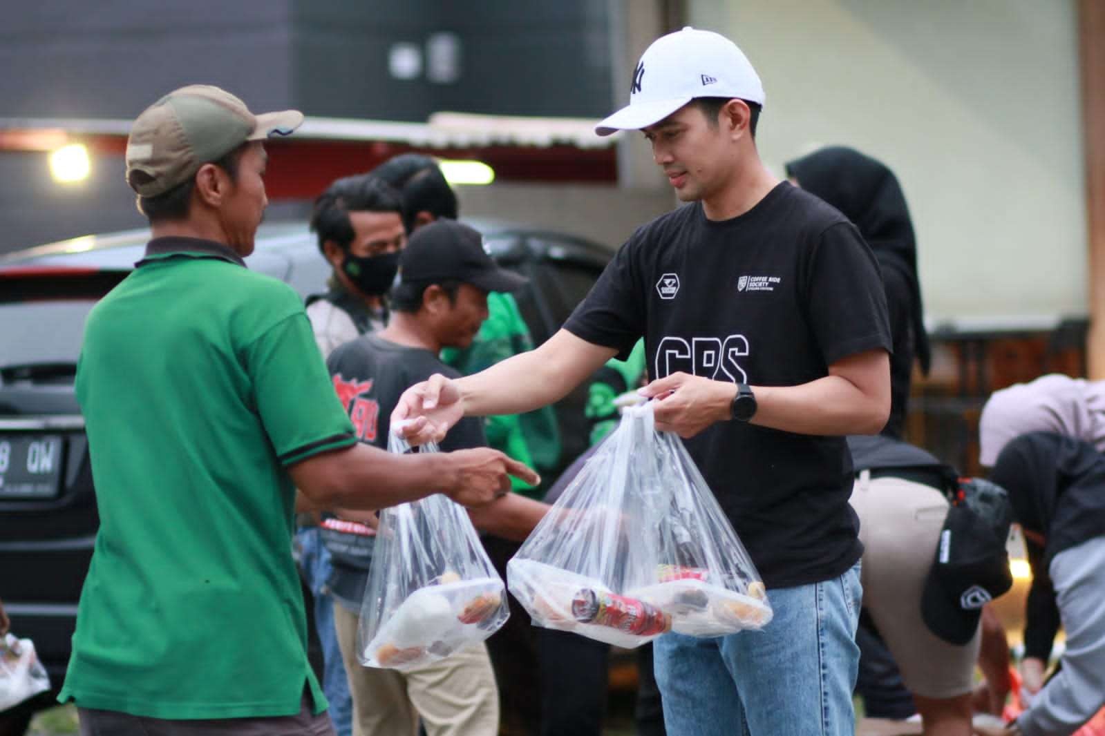 Coffee Ride Society melakukan bagi-bagi takjil di sela-sela gowes santainya. (Foto: Istimewa)