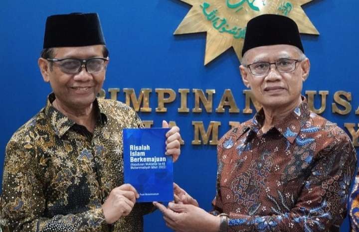 Menko Polhukam Mahfud MD bertukar cendera mata dengan Ketua Umum PP Muhammadiyah Haedar Nashir. (Foto: MC Muhammadiyah)