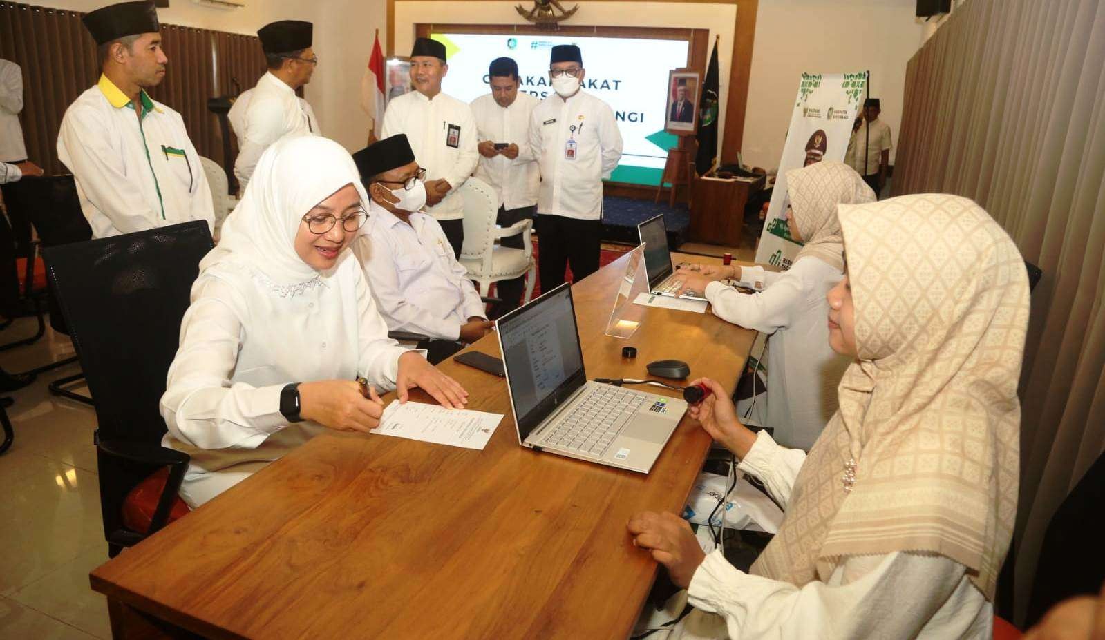 Bupati Banyuwangi Ipuk Fiestiandani membayar zakat melalui Baznas (Foto: Humas Pemkab Banyuwangi)