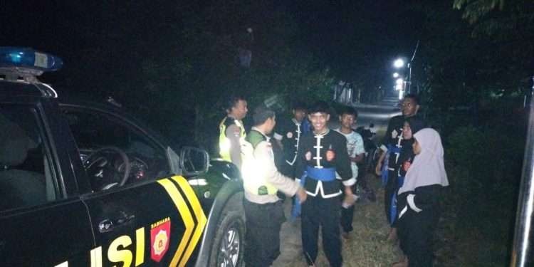 Anggota Polres Ngawi tengah berdialog dengan anak-anak muda saat patroli malam, pada Minggu 2 April 2023. (Foto: Humas Polres Ngawi)