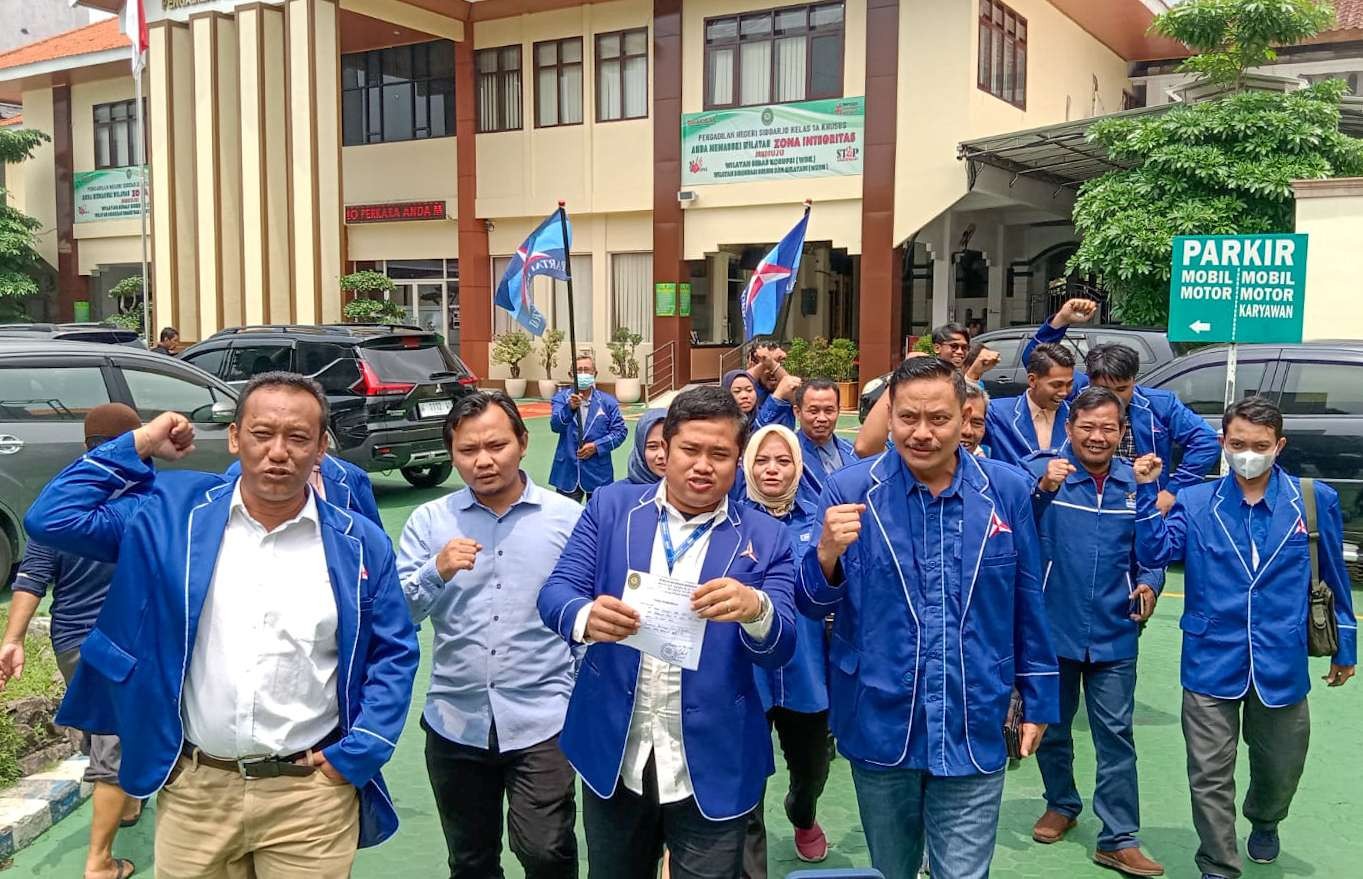 DPC Demokrat Sidoarjo saat mendatangi Kantor Pengadilan Negeri Sidoarjo (foto : Aini/Ngopibareng.id)