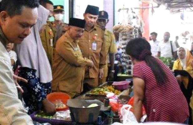 Bupati Situbondo Karna Suswandi didampingi Forkopimda dan Sekda Wawan Setiawan memantau harga dan stok kebutuhan pokok di pasar tradisional Situbondo.(Foto: Guido/ngopibareng.id)