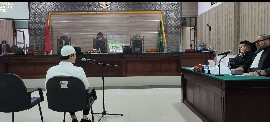 Terdakwa Ferry Irawan mengikuti sidang kasus dugaan KDRT di Pengadilan Negeri Kota Kediri. (Foto: Fendhy Plesmana/Ngopibareng.id)