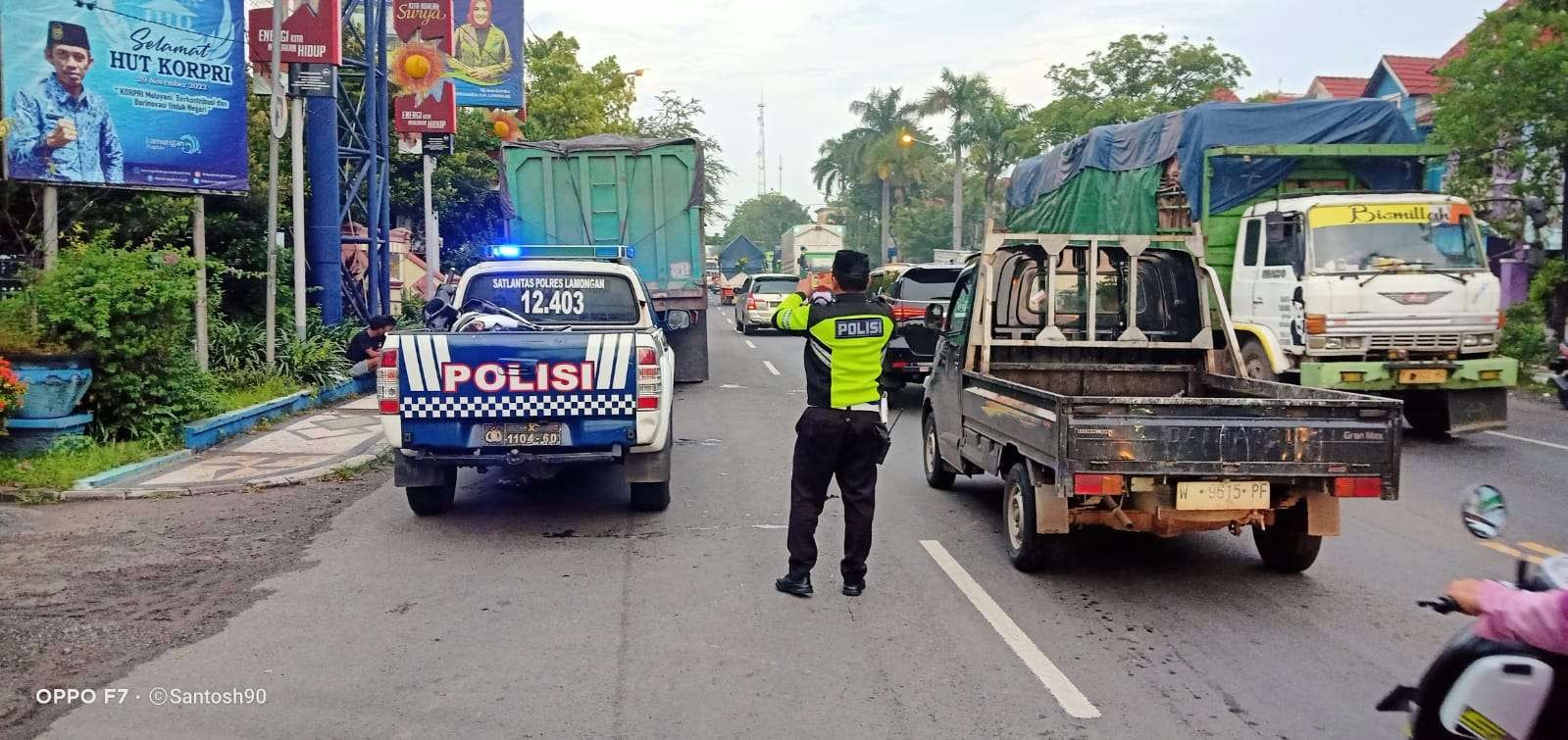 Keterangan Foto: Petugas Satlantas Polres Lamongan  saat mengatur arus lalu. Lintas saat kejadian (Foto: Istimewa)