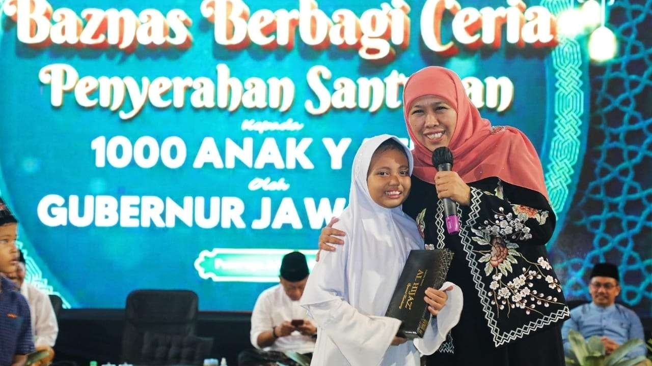 Gubernur Jatim, Khofifah Indar Parawansa berbincang bersama salah satu anak yatim di Ponorogo, Senin 3 April 2023 malam. (Foto: Humas Prov Jatim)