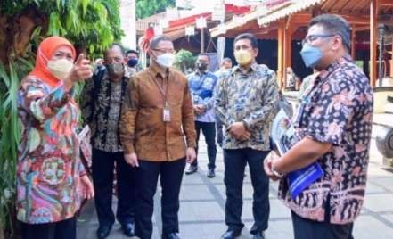 Gubernur Jawa Timur Khofifah Indar Parawansa bersama Kepala Badan Penghubung Pemprov Jatim di Jakarta Zainal Fanani saat meninjau Anjungan Jatim di TMII Jakata ( foto: Humas Pemprov Jatim)