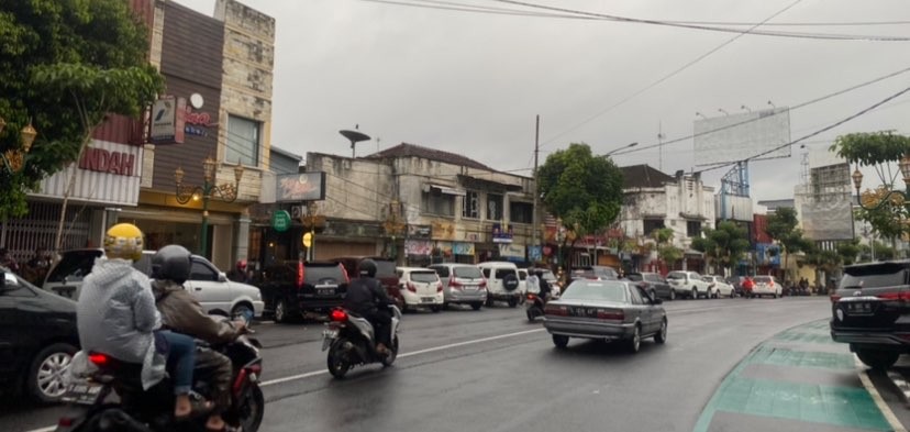 Aktivitas kendaraan di Kawasan Kayutangan Heritage, Kota Malang. (Foto: Lalu Theo/Ngopibareng.id)