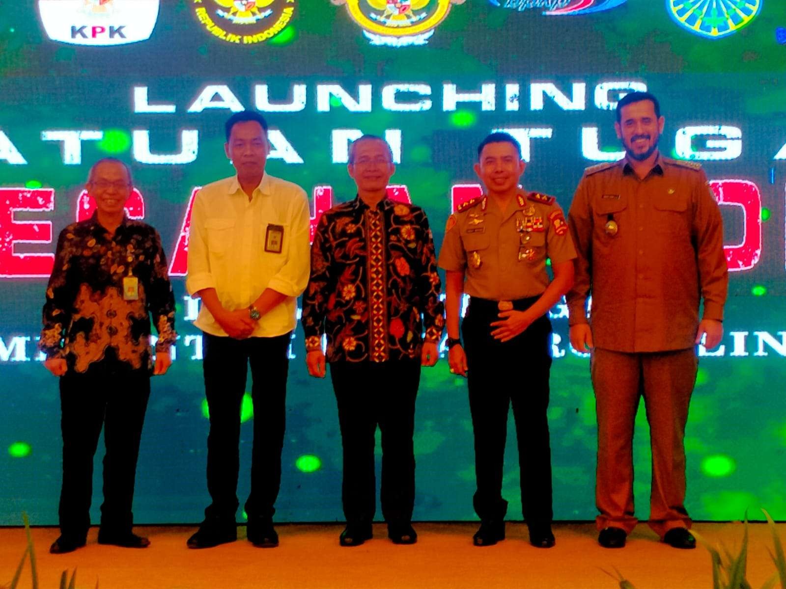 Walikota Probolinggo Habib Hadi Zainal Abidin (paling kanan) memberikan cendera mata kepada Wakil Ketua KPK, Alexander Marwata saat launching Satgas Pencegahan Korupsi di Lingkungan Pemkot Probolinggo. (Foto: Ikhsan Mahmudi/Ngopibareng.id)