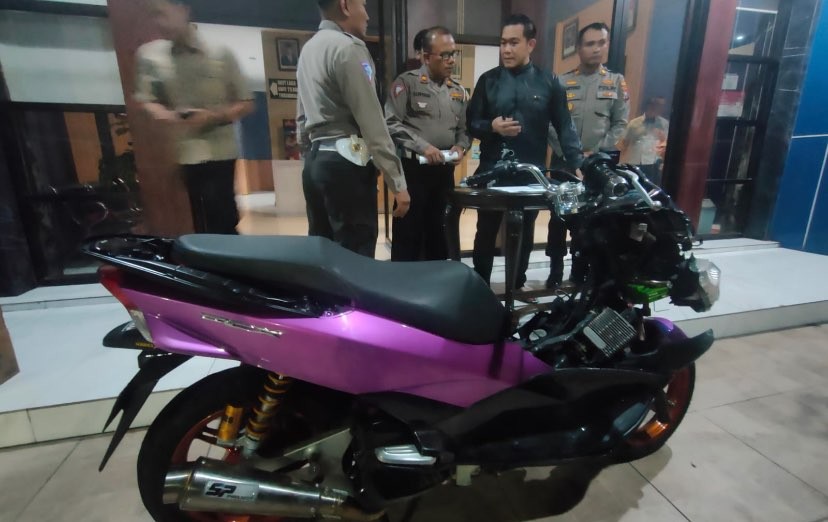 Sepeda motor korban yang tewas di depan Mapolda Jatim (Foto: Dok. Polrestabes Surabaya)