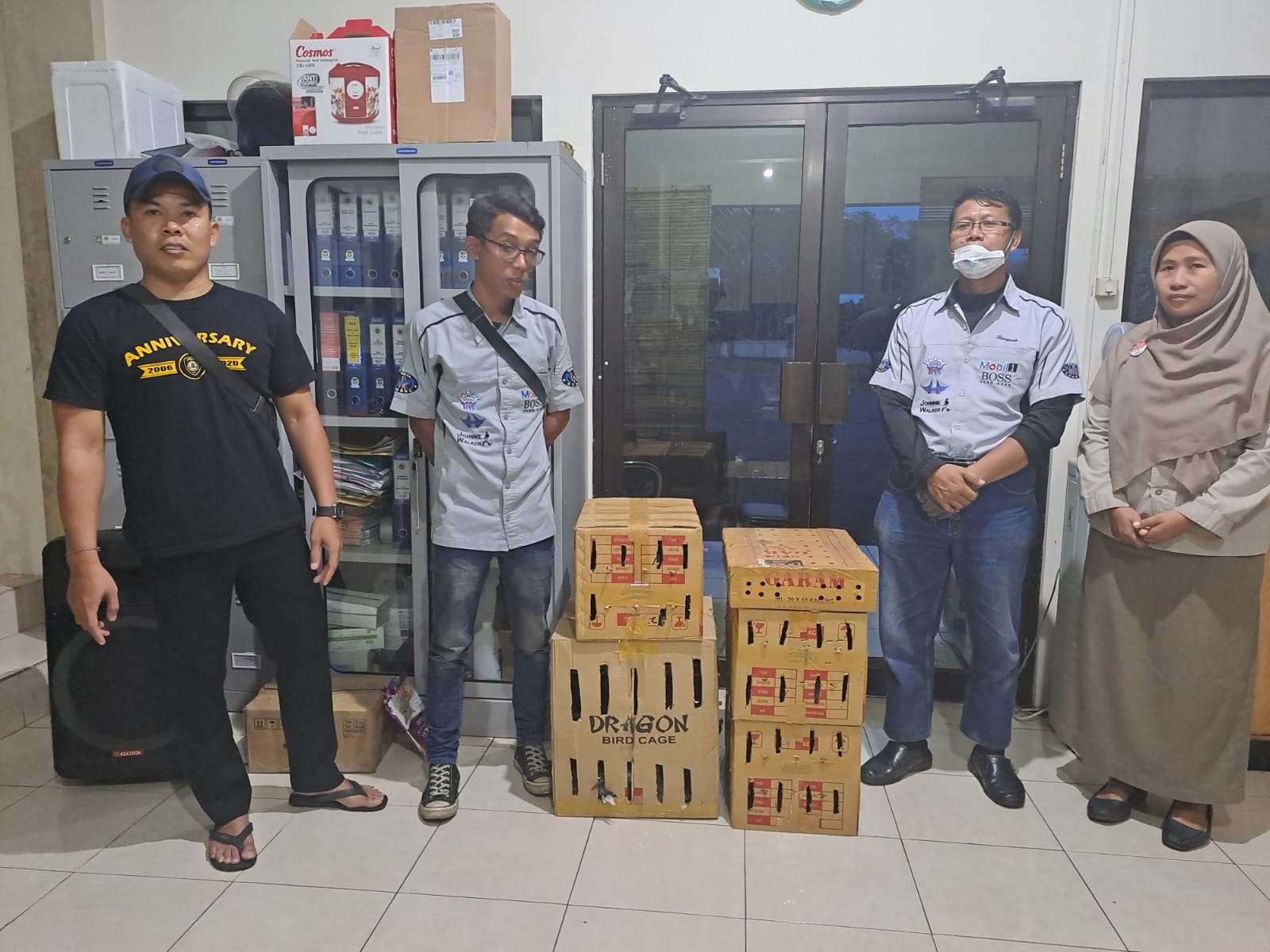 Lima Kardus berisi burung yang diamankan petugas Polsek Kawasan Pelabuhan Tanjungwangi, Banyuwangi (foto: istimewa)