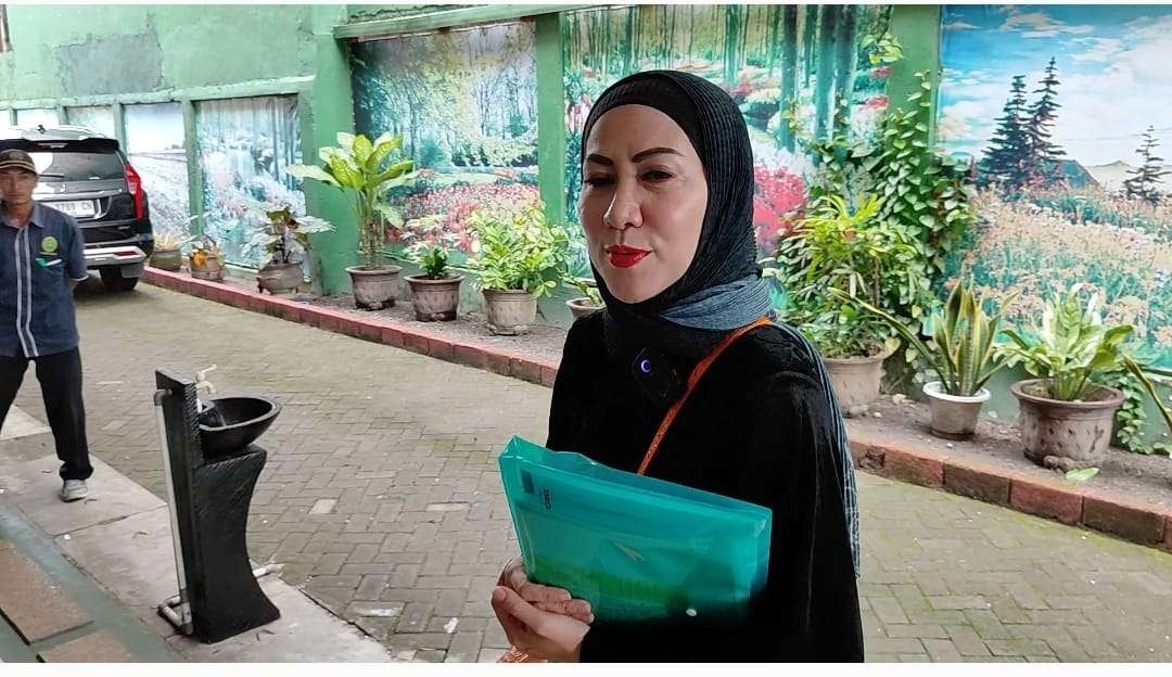 Venna Melinda hadir di sidang kasus kekerasan dalam rumah tangga (KDRT) dengan terdakwa Ferry Irawan, di Kediri, Senin 3 April 2023. (Foto: Fendhy Lesmana/Ngopibareng.id)