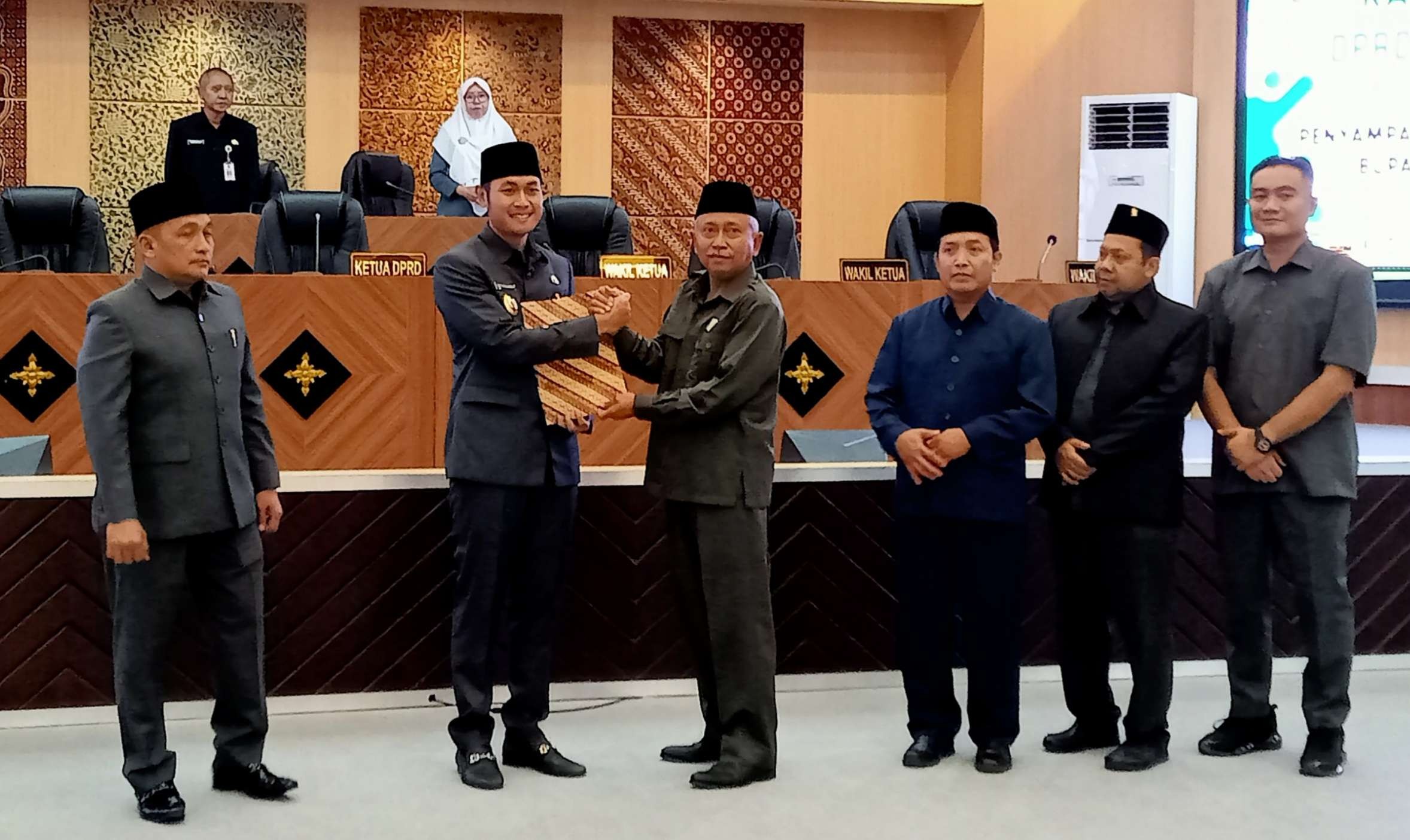 DPRD Kabupaten Tuban menyampaikan rekomendasi kepada Bupati Tuban dalam rapat paripurna penyampaian rekomendasi Pansus LKPJ Bupati Tuban tahun anggaran 2022 (Foto: Khoirul Huda/Ngopibareng.id)