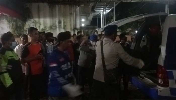 Jenazah pemancing yang tewas terseret ombak saat tiba di Puskesmas Ambulu (Foto: Dok Baret Rescue Jember)