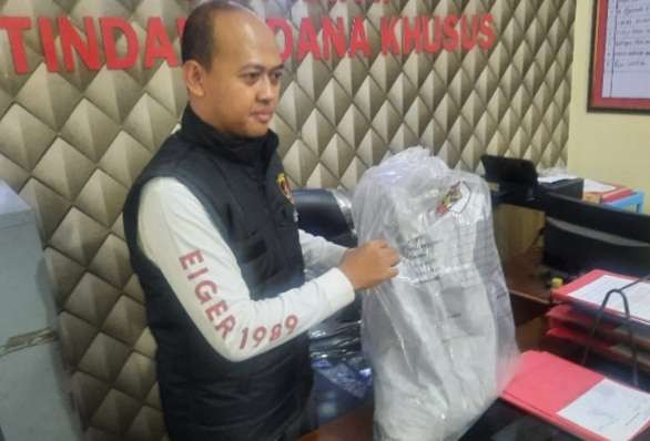 Polres Situbondo menunjukkan barang bukti 5,5 kg serbuk mercon yang berhasil diamankan. (Foto: Polres Situbondo)