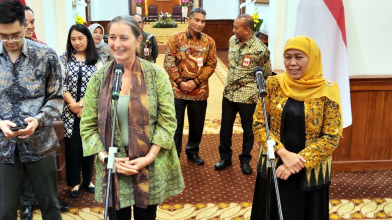 Gubernur Jatim Khofifah Indar Parawansa (kanan) bersama Wakil Duta Besar Pemerintah Kerajaan Belanda Ardi Stoios-Braken di Gedung Negara Grahadi, Surabaya, Selasa 4 April 2023. (Foto: Fariz Yarbo/Ngopibareng.id)