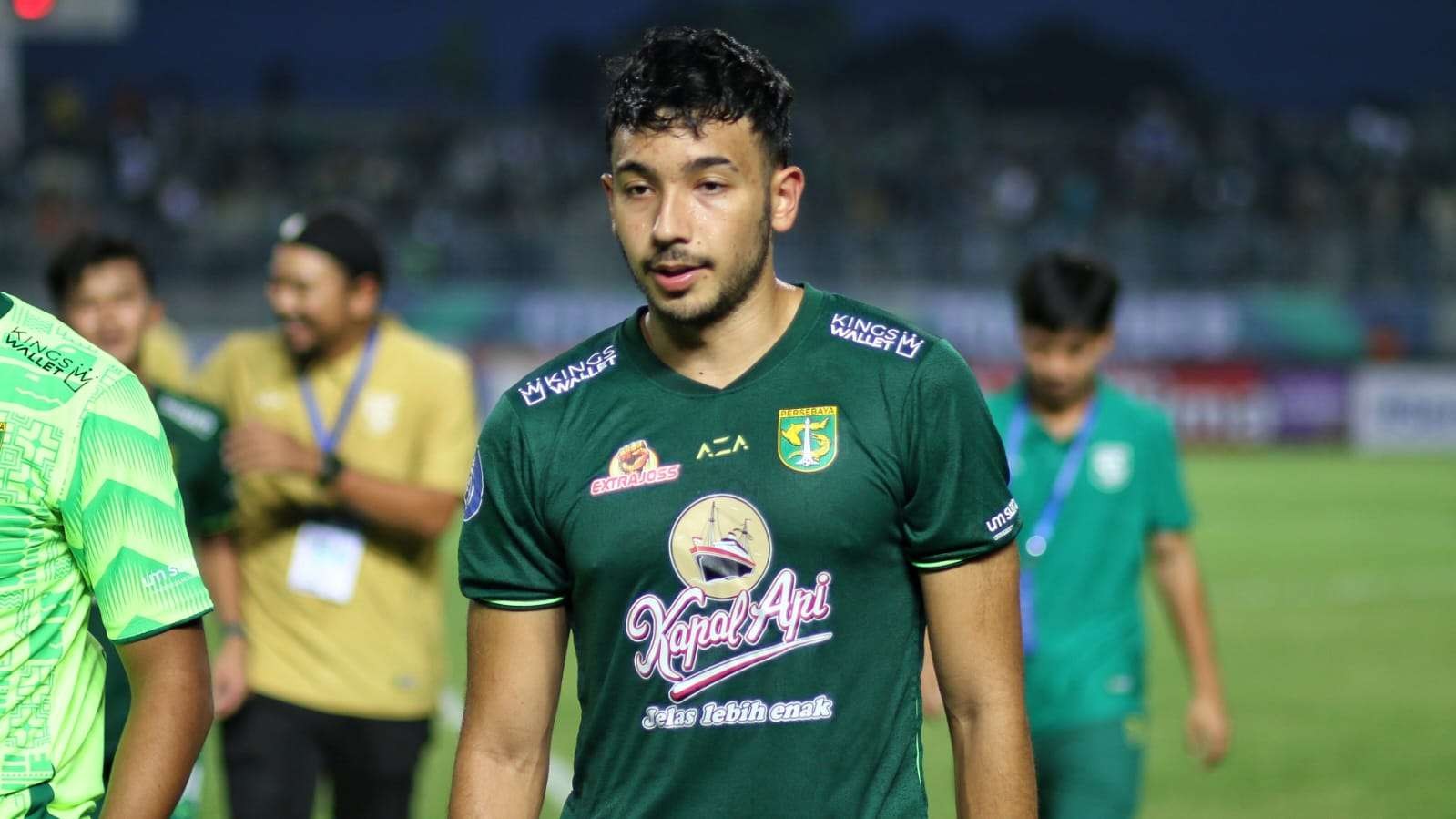 Pemain Persebaya, George Brown dipastikan tidak akan tampil melawan Persija karena mengalami cedera engkel. (Foto: Fariz Yarbo/Ngopibareng.id)