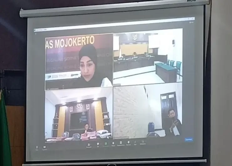 Sidang online kasus LC lempar pot bunga ke biduan Mojokerto.(Foto Istimewa)