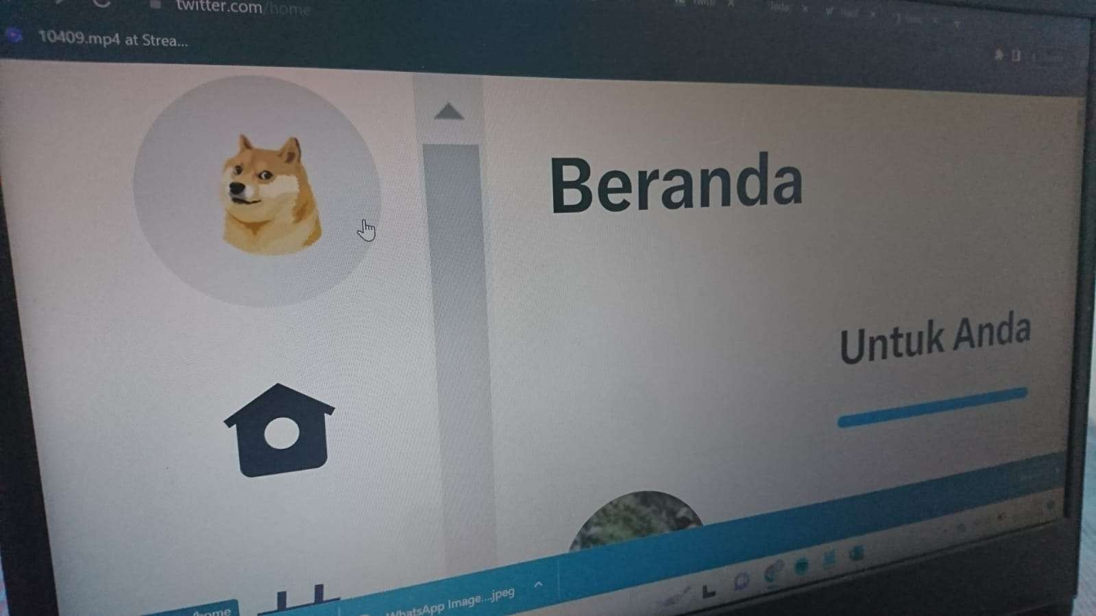 Ada yang berubah pada logo burung di beranda Twitter. Logo biru yang ada di pojok kiri atas itu, kini berganti dengan logo anjing jenis Shiba Inu. (Foto: Ngopibareng.id)