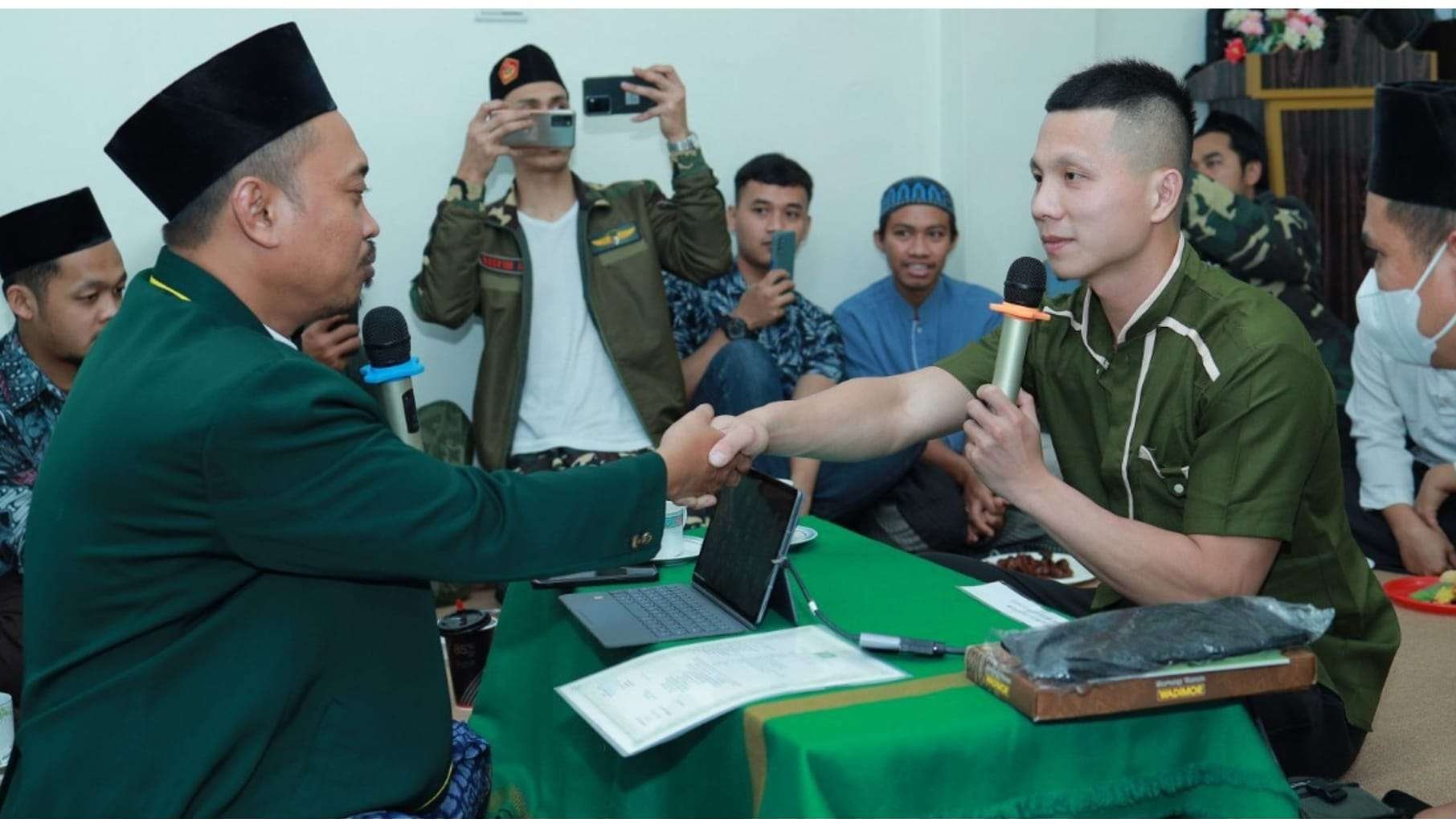 Ust Ma'ruf Khozin saat mengikrarkan seorang masuk Islam di Taiwan. (Foto: ust maruf khozin)