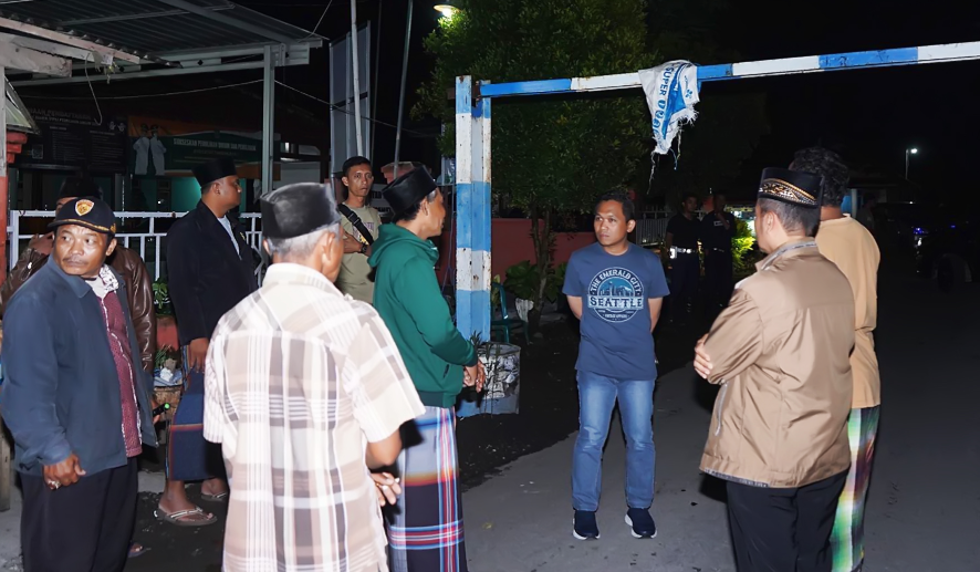 Bupati Lumajang, Thoriqul Haq saat sidak portal jalan Desa Kalibendo-Bades. (Foto: Dok Pemkab Lumajang)