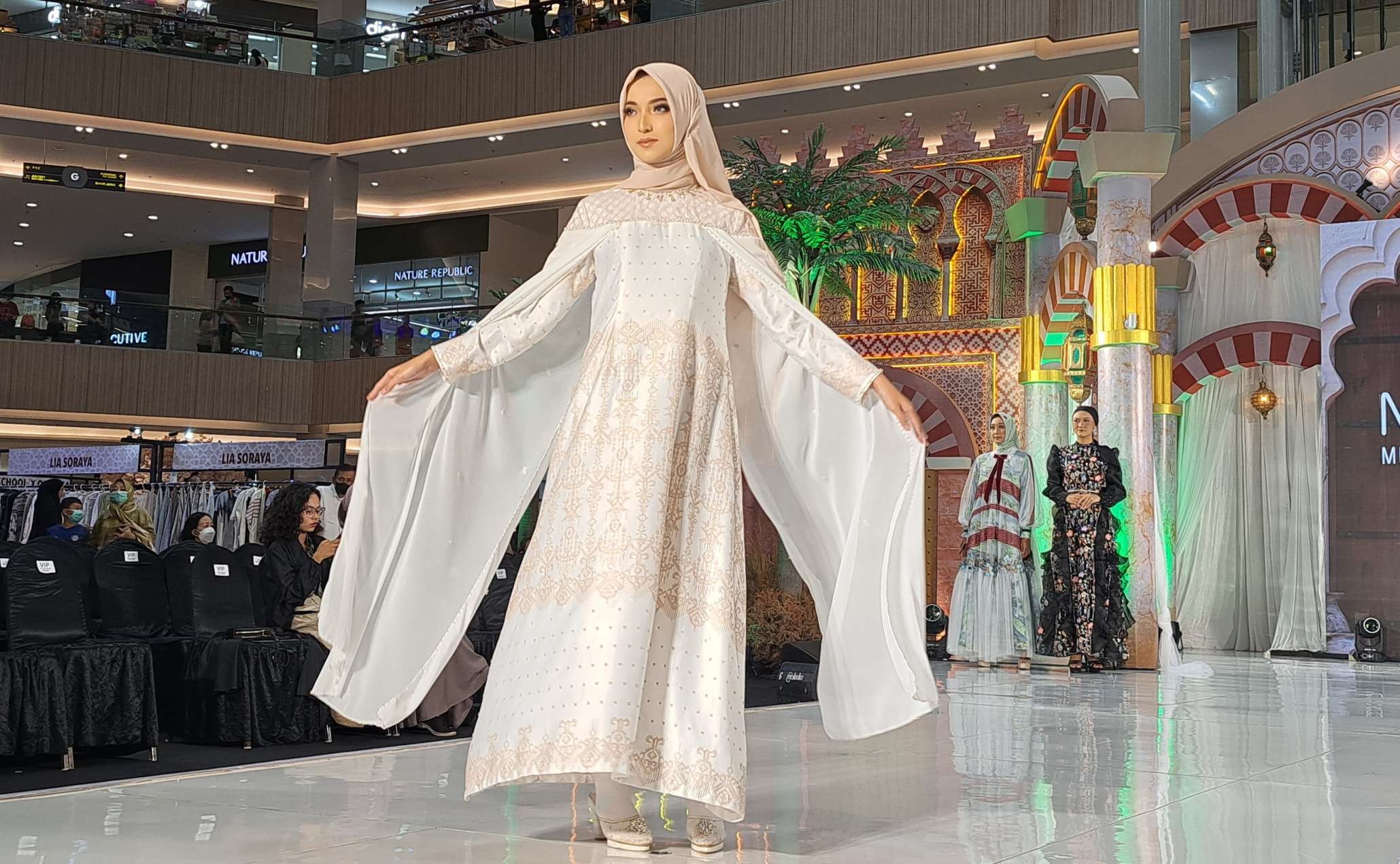 Busana karya desainer Ayu Wulan yang terinspirasi dari istri Nabi Muhammad Saw. (Foto: Pita Sari/Ngopibareng.id)