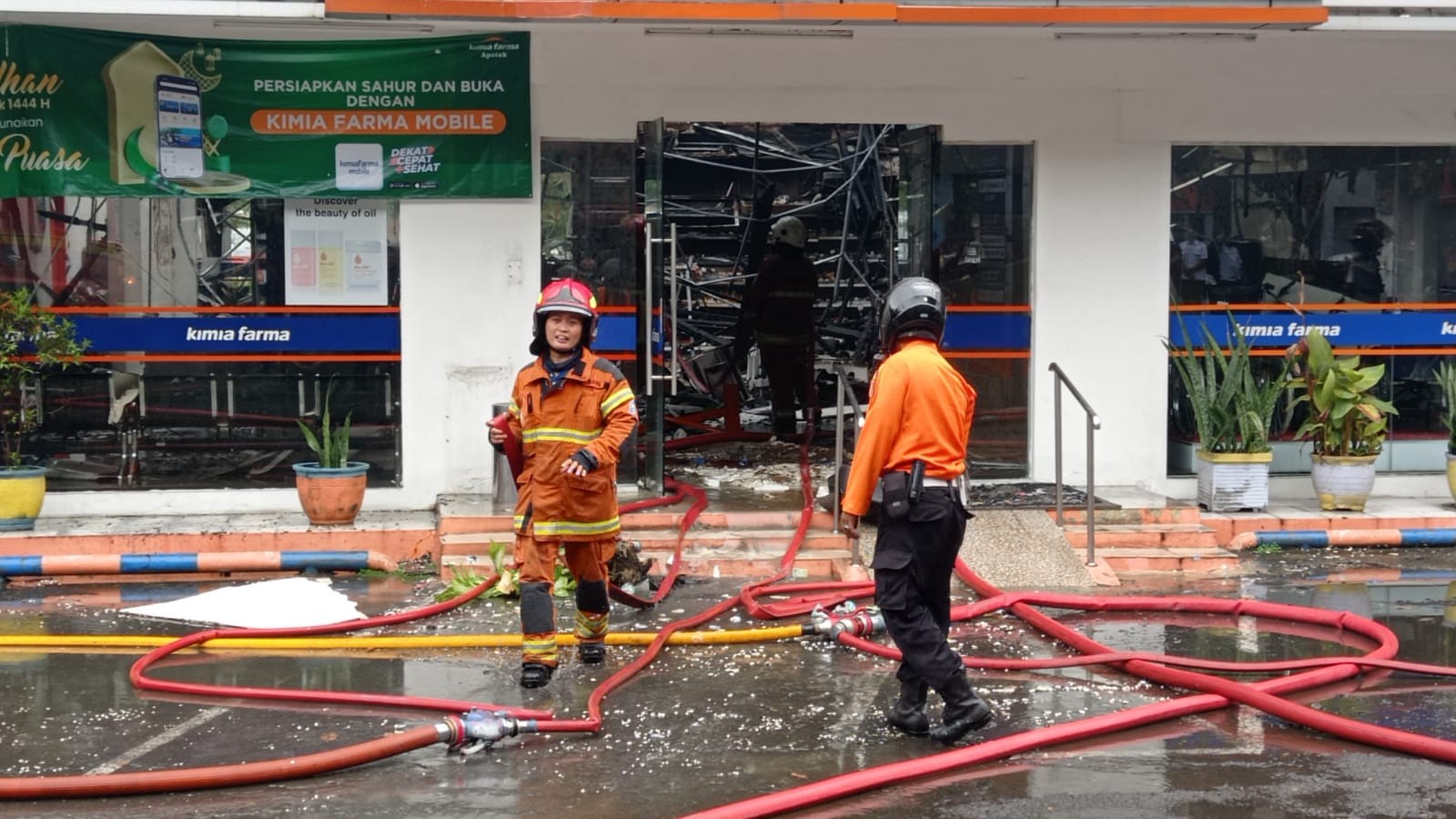 Petugas pemadam memadamkan api di apotek Jalan Diponegoro (Foto: Andhi Dwi/Ngopibareng.id)