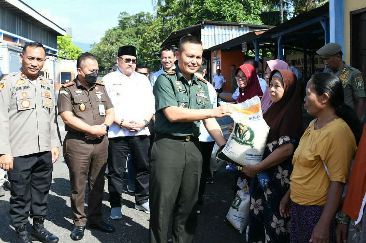 Dandim 0822 Bondowoso, Letkol Arm Suhendra Chipta mewakili Forkopimda menyerahkan bantuan pamgan beras kepada perwakilan KPM di Gudang Kembang Bulog Bondowoso.(foto:guido/ngopibareng.id)