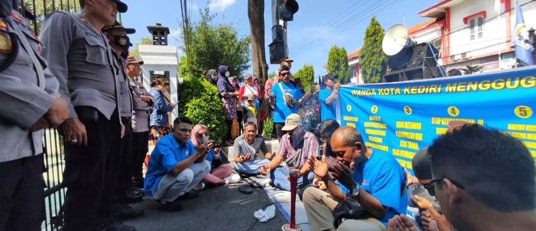 Pembakaran dupa, dilanjutkan gelar doa bersama hingga tari barongan warnai aksi unjuk rasa di Pengadilan Negeri Kota Kediri, Jawa Timur. (Foto: Fendi Lesmana/Ngopibareng.id)