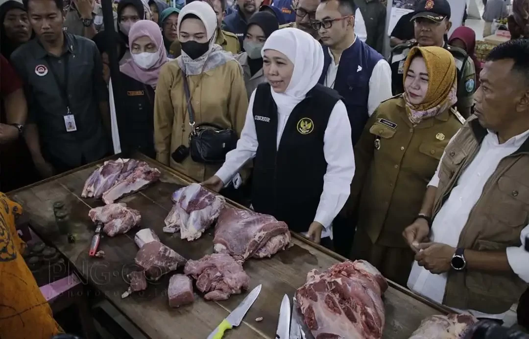 Gubernur Jawa Timur Khofifah Indar Parawansa dan Bupati Ponorogo Sugiri Sancoko juga Wakil Bupati Ponorogo Lisdyarita, datang ke Pasar Legi, Kota Ponorogo, pada Selasa 4 April 2023. (Foto: Kominfo Ponorogo)