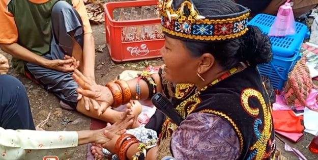 Pengobatan alternatif Ida Dayak viral. (Foto: YouTube Vlogger Indramayu)