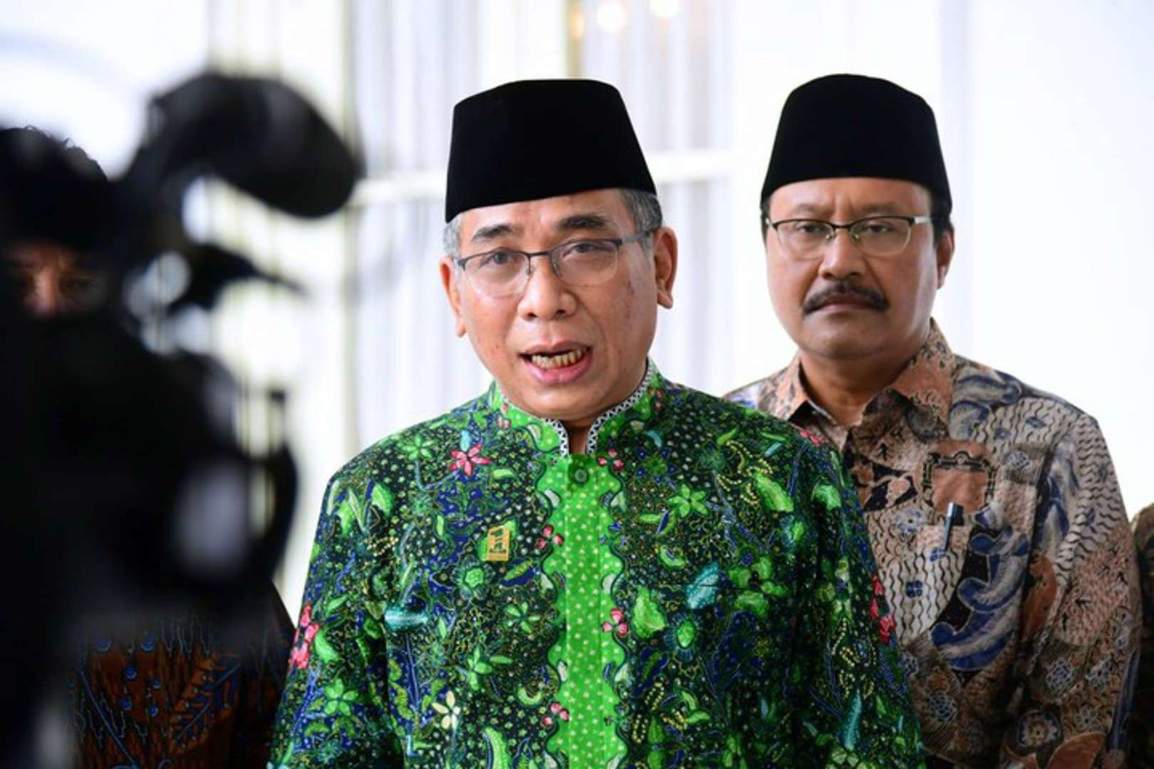 Ketua Umum PBNU, KH Yahya Cholil Staquf (batik hijau) didampingi H Saifullah Yusuf, Sekjen PBNU,  berbicara saat wawancara terkait 1 Abad NU di Istana Negara, Jakarta, Senin 2 Februari 2023. (Foto: dok/Ngopibareng.id)