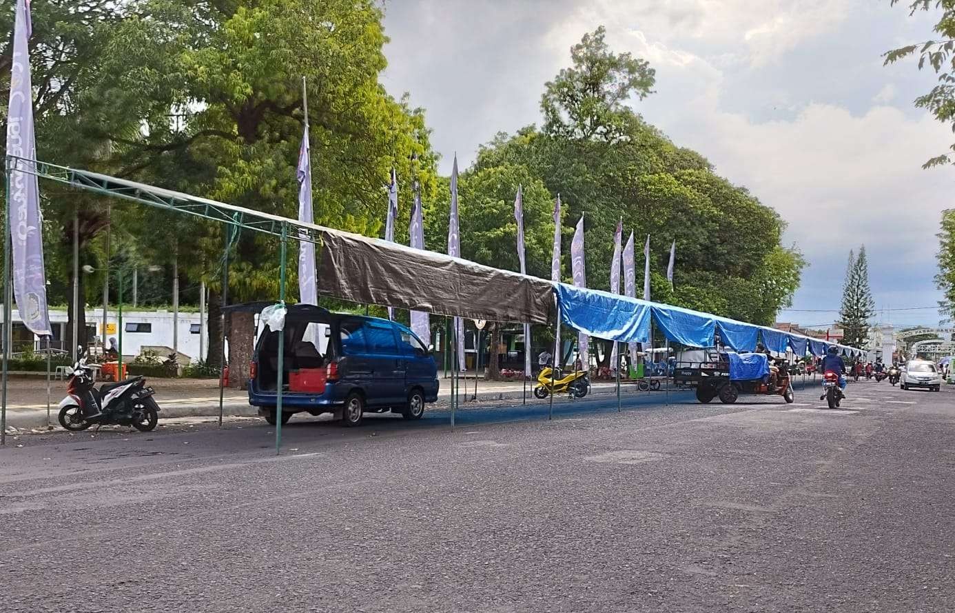 Tenda untuk keperluan pasar tumpah ramadan di sekitar RTP Taman Blambangan mulai didirikan (Foto: Muh Hujaini/Ngopibareng.id)