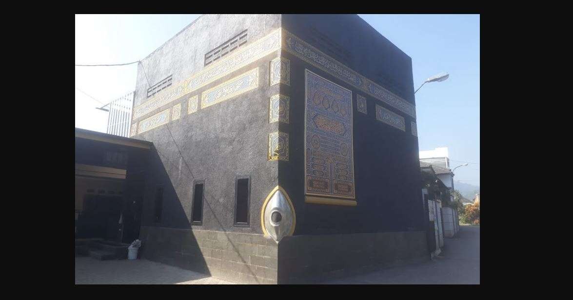 Masjid Al Majid Baleendah Bandung, Jawa Barat, desainnya mirip Kabah. (Foto: Twitter)