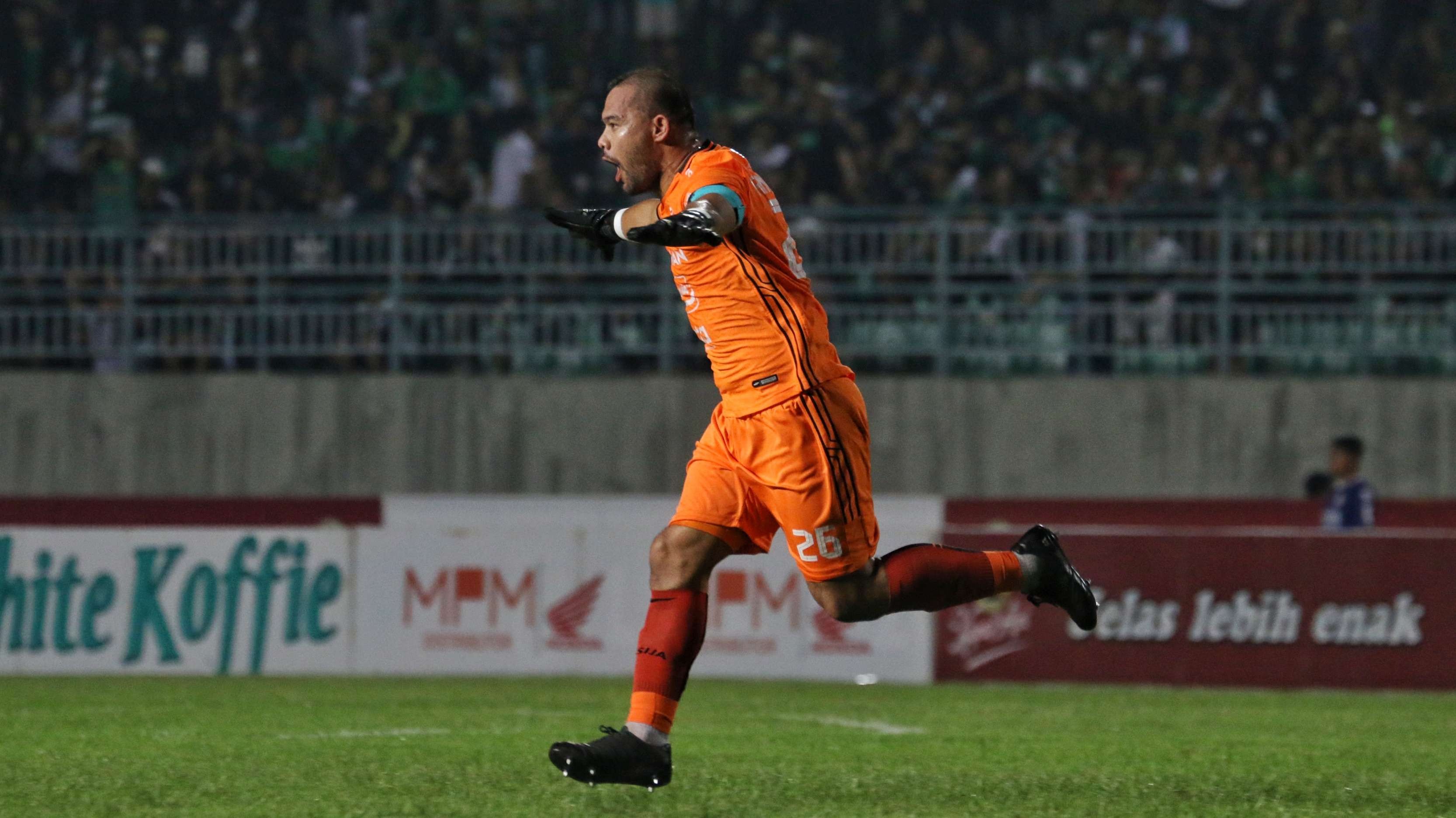 Pemain Persija, Andritany saat melakukan selebrasi menyambut gol Witan Sulaiman di Stadion Gelora Joko Samudro, Gresik, Rabu 5 April 2023. (Foto: Fariz Yarbo/Ngopibareng.id)