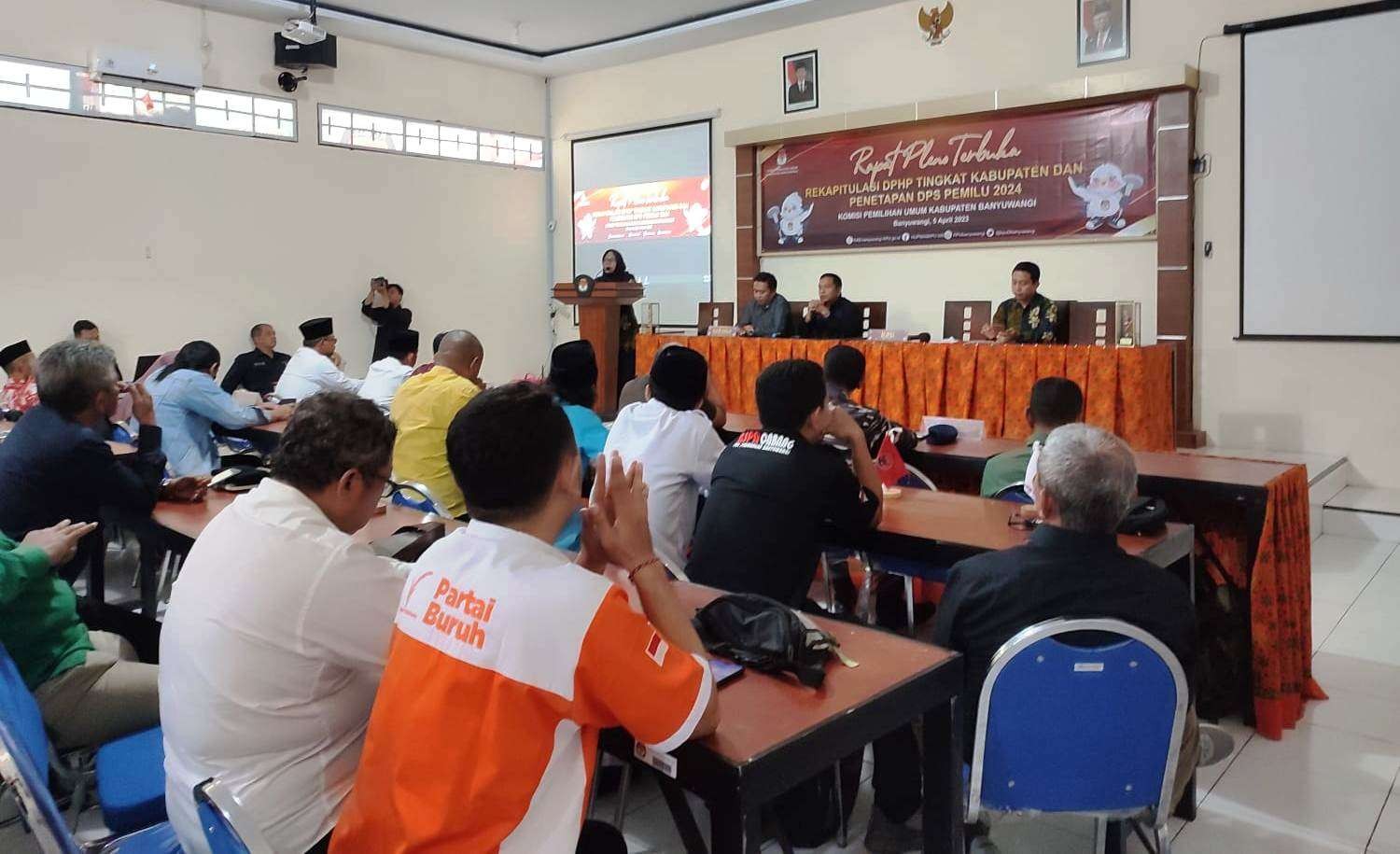 Rapat Pleno KPU Banyuwangi untuk menetapkan DPS Pemilu 2024 (foto: istimewa)