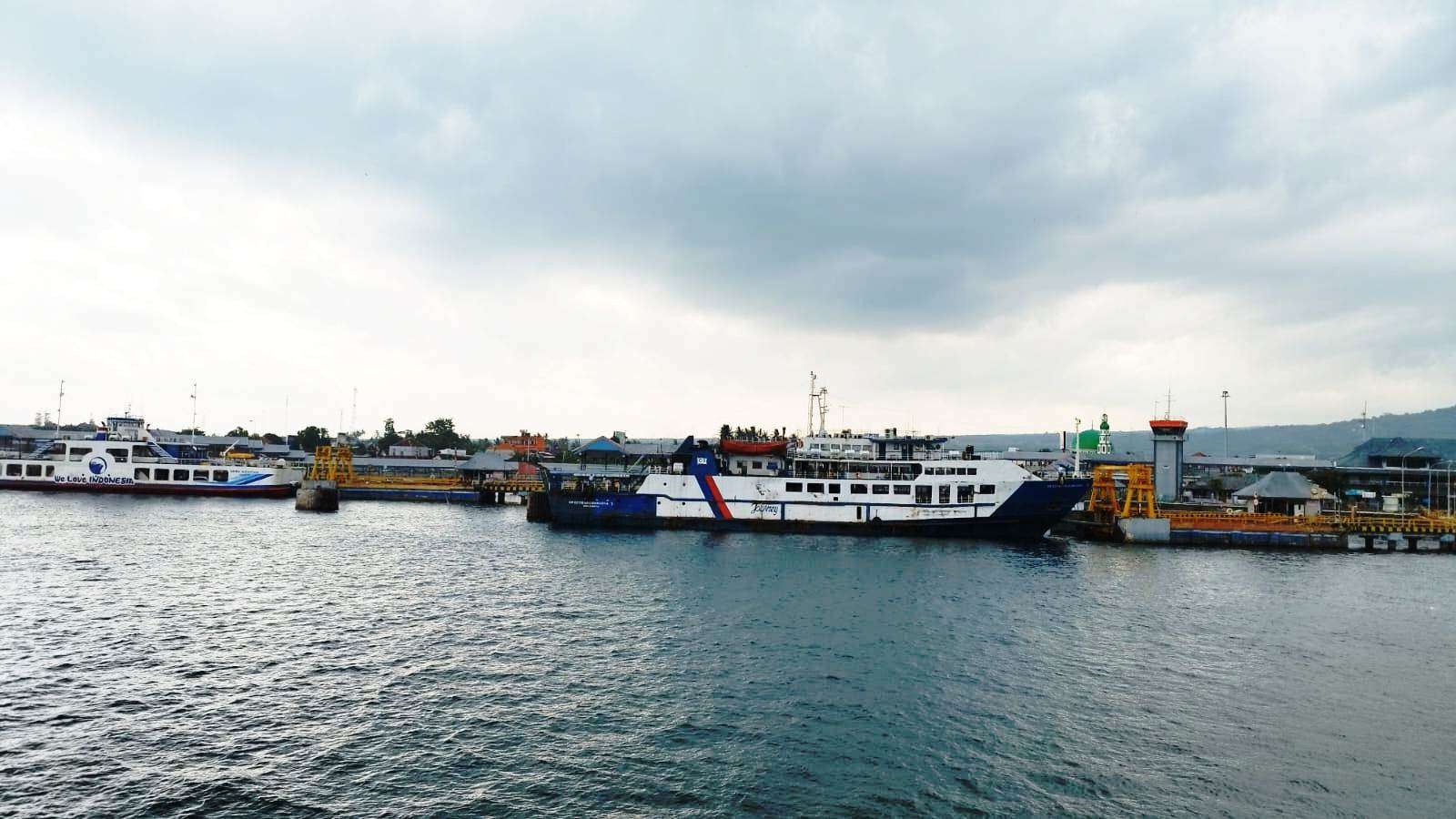 Aktivitas di pelabuhan penyeberangan Ketapang, Banyuwangi. (Foto: Muh Hujaini/Ngopibareng.id)