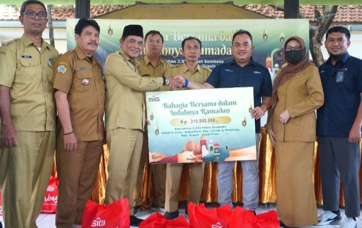 Pererat tali sialaturahmi di bulan Ramadan 1444 Hijriah, SIG membagikan sembako untuk masyarakat di enam desa Kecamatan Gresik dan Kecamatan Kebomas. (Foto: SIG)