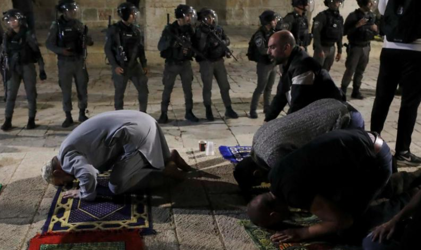 Pasukan Israel melakukan razia kepada umat Muslim Palestina yang sedang menjalankan ibadah, di Masjid Al Aqsa, pada Selasa 4 April 2023. (Foto: Middle east eye)