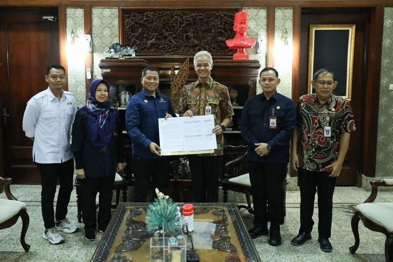 Perwakilan Kementerian Pertanian, Agustini Irmawati bersama Gubernur Jawa Tengah Ganjar Pranowo usai kegiatan verifikasi dan peninjauan lapangan pada Rabu (5/4/2023). Dalam kesempatan itu turut hadir tim dari Sesmil Presiden.(Foto: istimewa)