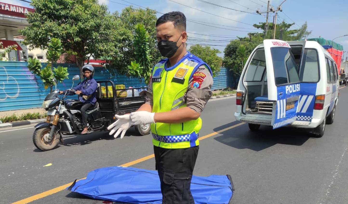 Petugas dari Satlantas Polres Tuban sedang melakukan olah TKP di Jalan Raya RE Martadinata Tuban. (Foto: Dokumentasi Polres Tuban)