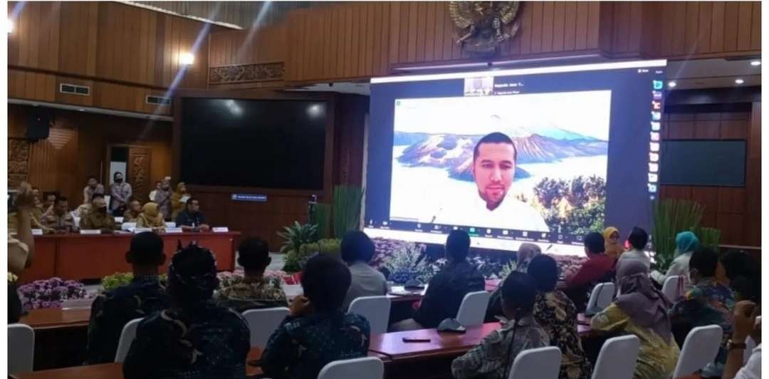 Postingan Instagram Wagub Jatim, Emil Dardak saat menjalani rapat secara daring. (Foto: Instagram @emildardak)