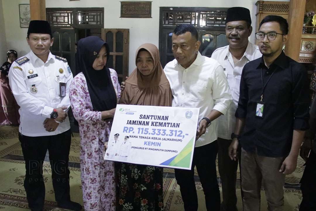 Bupati Ponorogo memberikan santunan kepada ahli waris ketua RT yang mengalami kecelakaan kerja. (Foto: Istimewa)