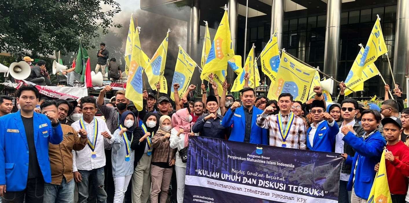 PB PMII menggelar Kuliah Umum dan Diskusi Terbuka di depan kantor Komisi Pemberantasan Korupsi (KPK) RI di Kuningan, Jakarta Selatan. (Foto: PB PMII)