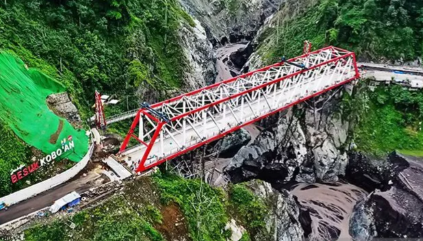 Jembatan Gladak Perak di Kabupaten Lumajang, Jawa Timur tuntas dibangun. Jembatan sepanjang 140 meter itu, disebut siap dipakai untuk mudik Lebaran. (Foto: Antara)