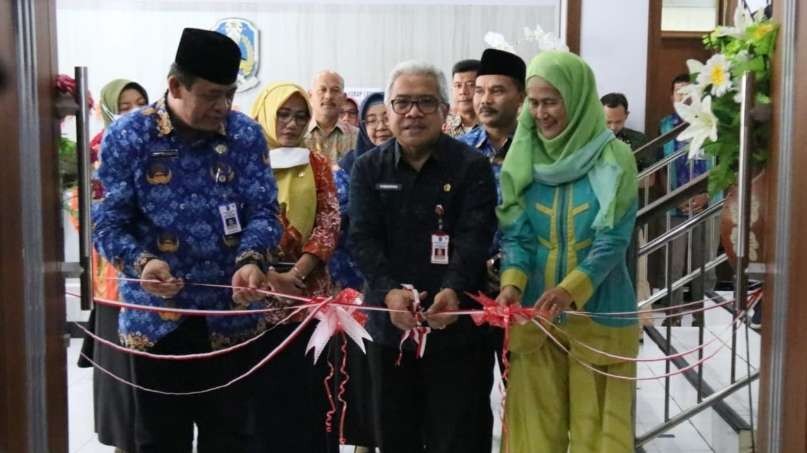 Kadisnakertrans Jatim, Himawan Estu Bagijo saat meresmikan posko aduan THR Keagamaan di Kantor Disnakertrans Jatim, Surabaya, Kamis 6 April 2023. (Foto: Fariz Yarbo/Ngopibareng.id)