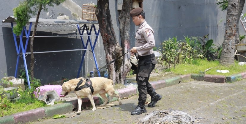 Petugas saat melakukan sterilisasi di sekitar gereja Surabaya (Foto: dok. Polres Pelabuhan Tanjung Perak)