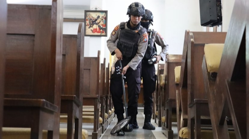 Anggota polisi melakukan sterilisasi gereja (Foto: Dokumentasi Polres Pelabuhan Tanjung Perak)