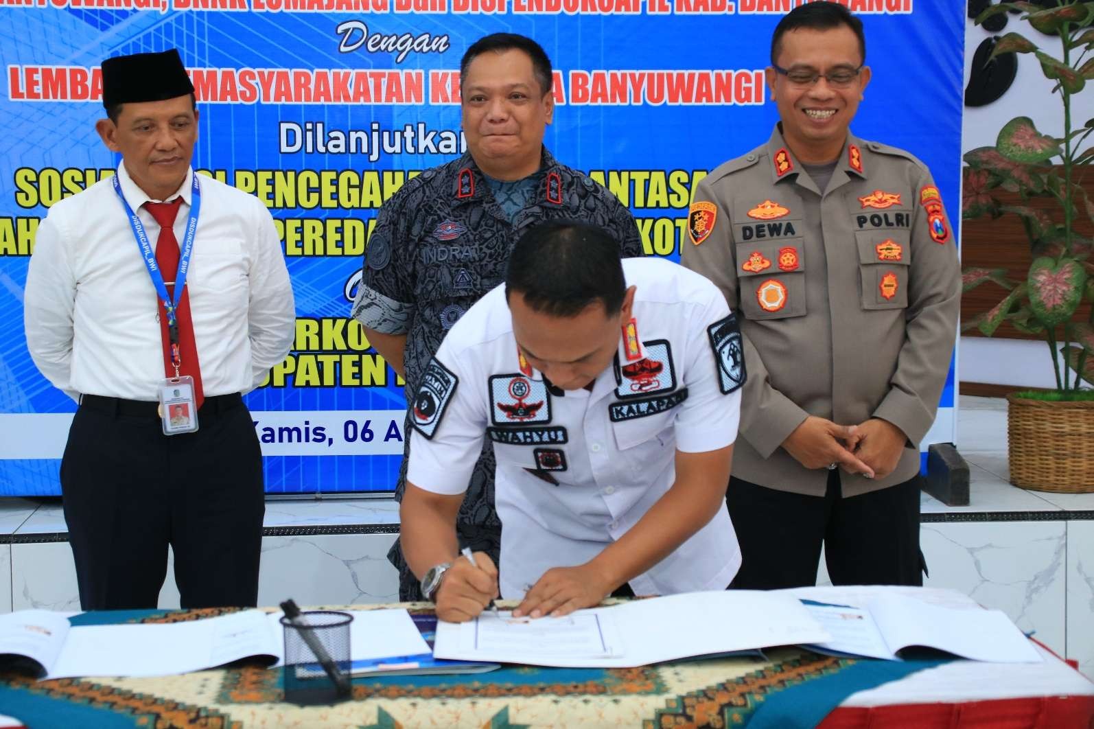 Kepala Lapas Banyuwangi menandatangani perjanjian kerja sama dengan Polresta Banyuwangi, BNNK Lumajang dan Dispendukcapil Banyuwangi (Foto: istimewa)