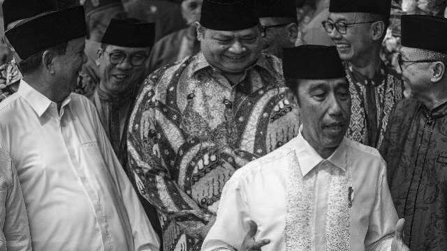 Ilustrasi tulisan Anwar Hudijono; Politik Teplek Koalisi Besar. Pertemuan partai-partai untuk membentuk koalisi yang tak jelas, mau bancaan atau main teplek. (Foto:Ngopibareng.Id/Antara)