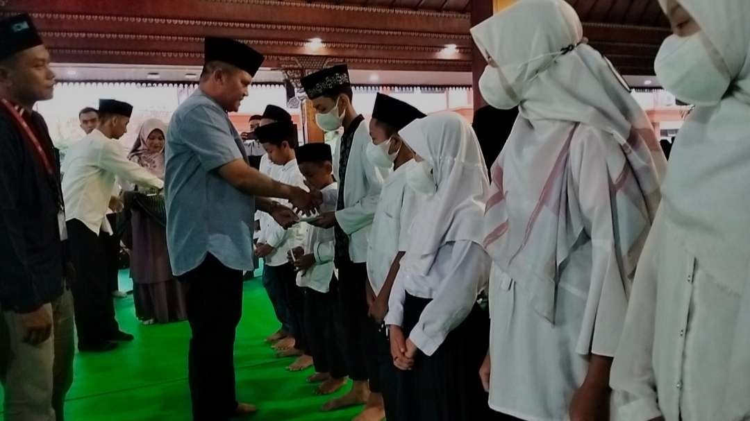 Anak Yatim dan Dhuafa di Mojokerto dapat santunan.(Foto Deni Lukmantara/Ngopibareng)